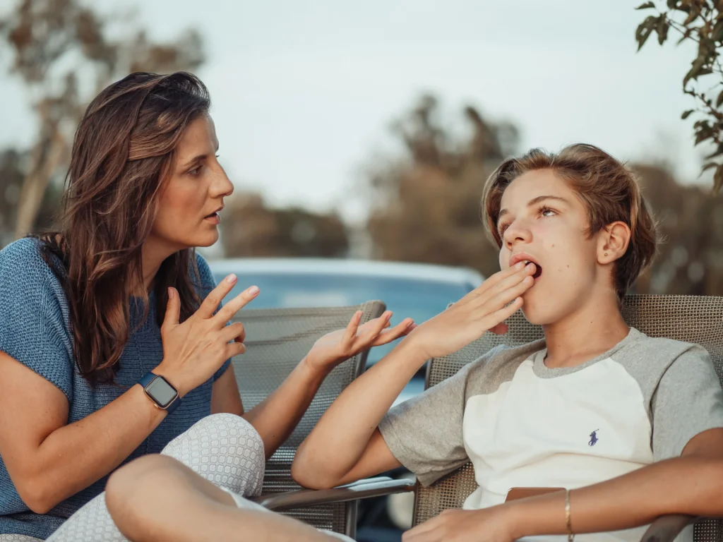 un ado baille car sa maman lui parle d'orientation et lui conseille de voir Marie Pineau psychopédagogue